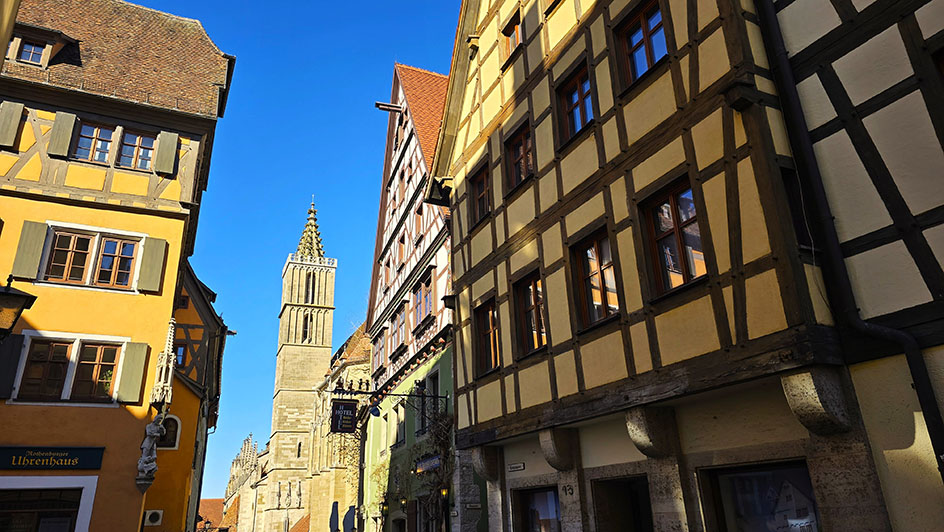 La Iglesia de San Jacobo entre las preciosas casas de entramado de madera de Rothenburg ob der Taube