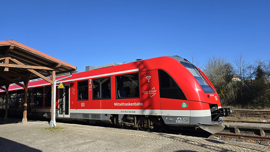 Tren rojo en la estación de tren de Rothenburg ob der Tauber