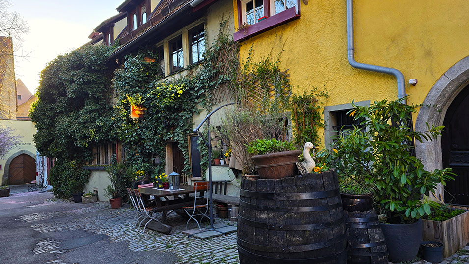 Precisoo exterior lleno de plantas en el Hotel Altfraenkische Weinstube - Dónde dormir en Rothenburg ob der Tauber
