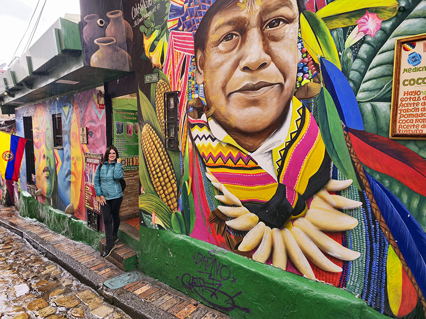 Los coloridos murales del Callejón del Embudo, la calle más bonita que ver en Bogotá