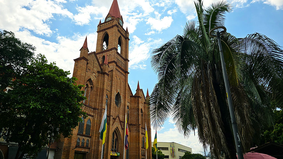 Qué ver en Neiva: Iglesia de la Inmaculada Concepción de ladrillo y rodeada de árboles