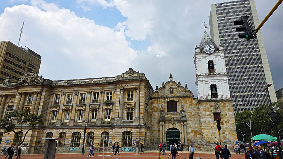 Palacio San Francisco a la izquierda junto con la Iglesai de San Francisco y un rascacielos de Bogotá al fondo - Qué ver en Bogotá