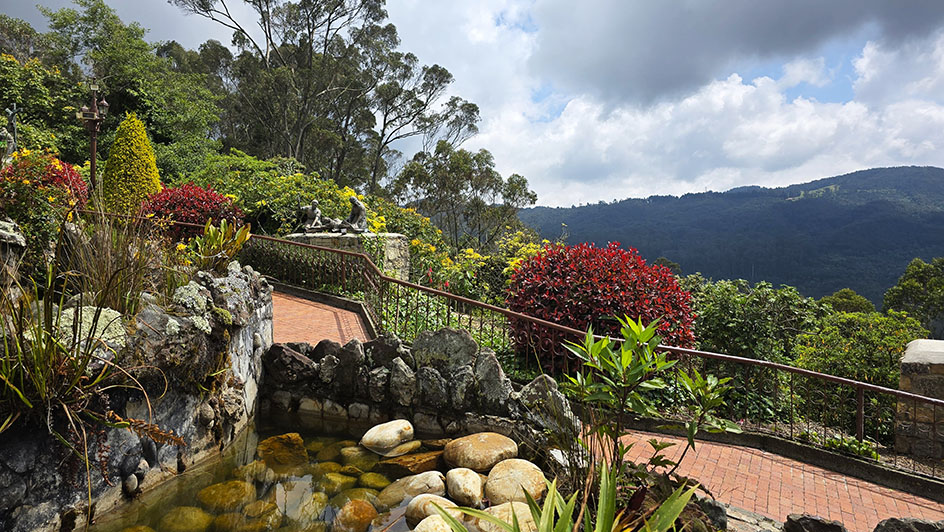 Jardines de Monserrate y vistas con un estanque al frente - Qué ver en Bogotá
