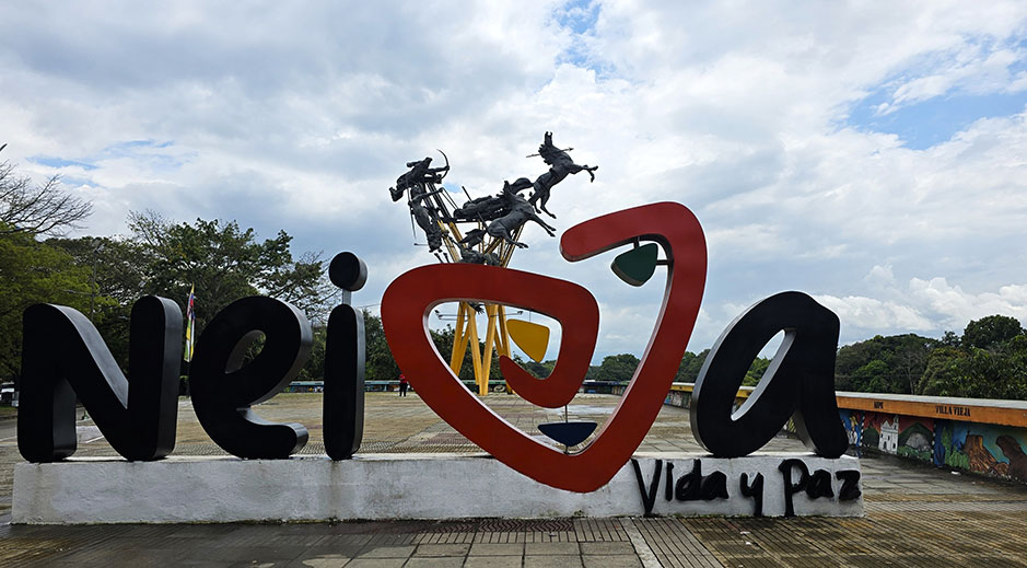 Letras de Neiva (Vida y Paz) con el Monumento a la Cacica Gaitana - qué ver en Neiva