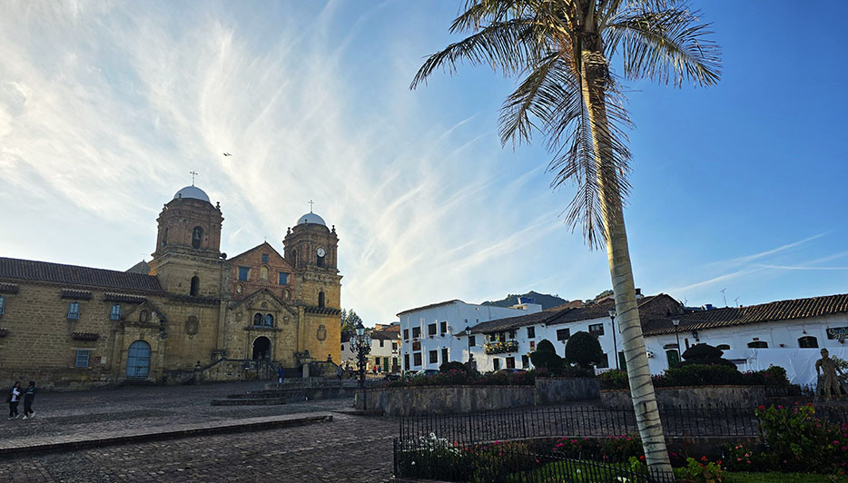 Plaza Principal con la Catedral al fondo y una palmera al frente - qué ver en Monguí