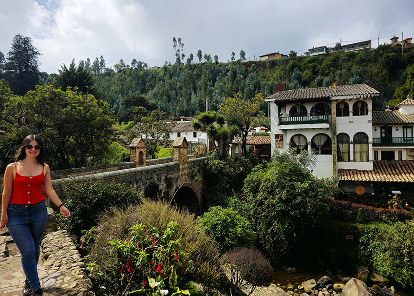Frente al Puente de Calicanto entre la vegetación y el hotel a la derecha - qué ver en Monguí