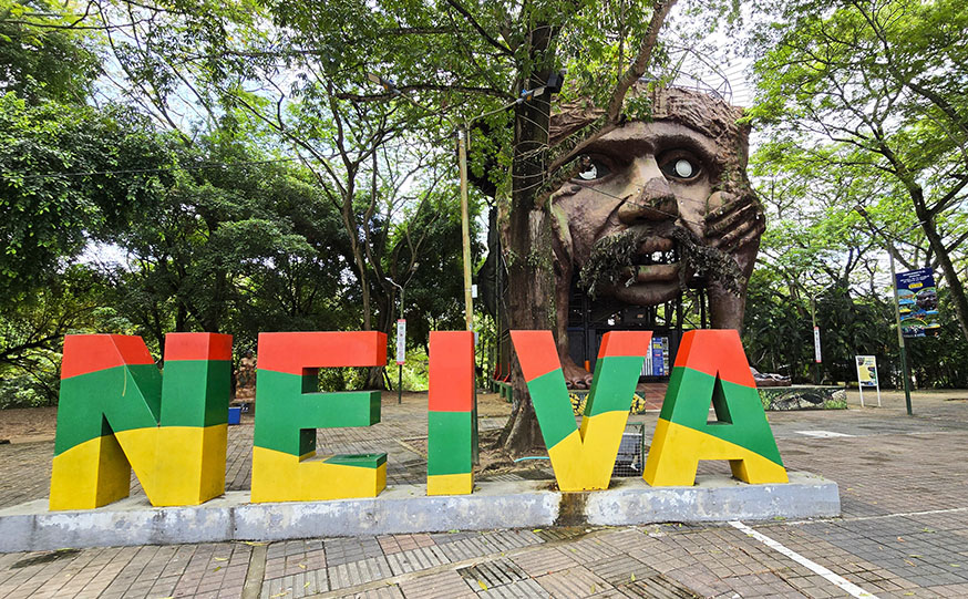 Torre del Mohán al fondo con las letras de Neiva en rojo, verde y amarillo - Qué ver en Neiva