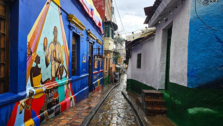 Murales en la Calle del Embudo en La Candelaria, otra de las zonas donde alojarse en Bogotá