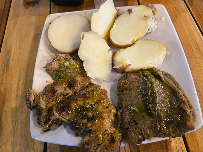 Plato de carne con patatas al vapor - Asados El Caribe, uno de los restaurantes más económicos donde comer en Cartagena