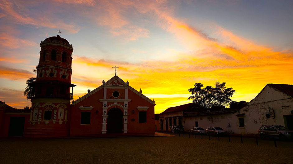 Atardecer sobre la Iglesia Santa Bárbara - Qué ver en Mompox