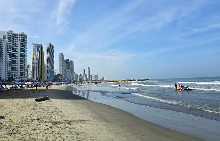 Rascacielos al fondo de la Playa de Bocagrande - las mejores playas e islas de Cartagena