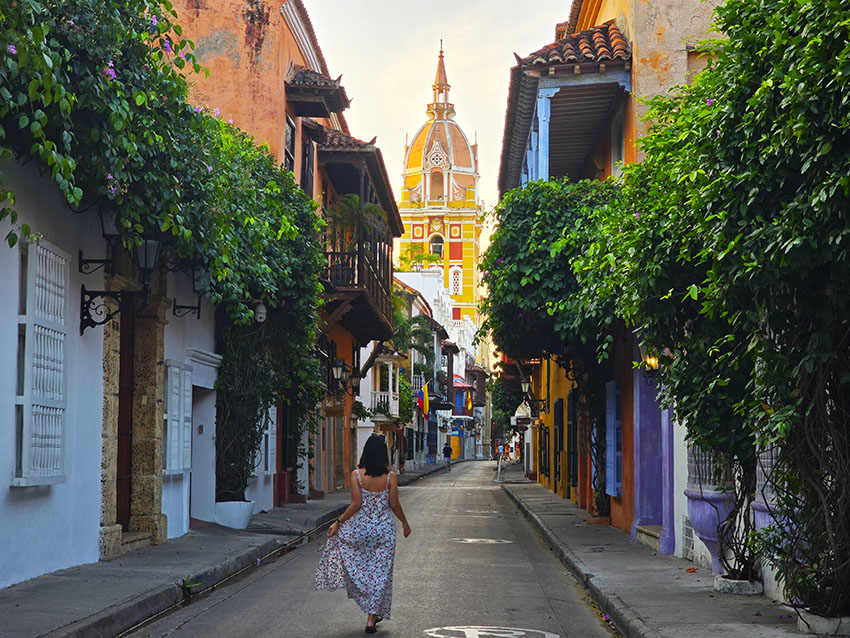 Paseando por la Calle de Don Sancho, la calle más bonita que ver en Cartagena de Indias.