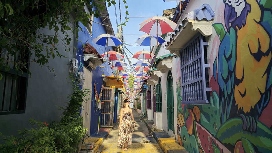 Sombrillas colgadas y murales en Getsemaní, uno de los mejores barrios que ver en Cartagena de Indias 
