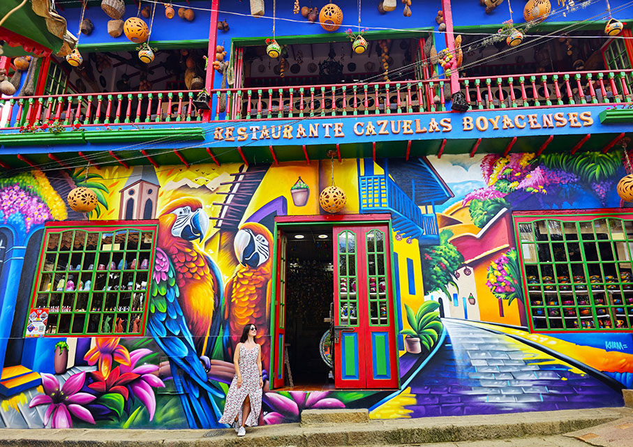 Murales con loros y color en el Restaurante Cazuelas Boyacenses en Ráquira - Qué ver en Ráquira
