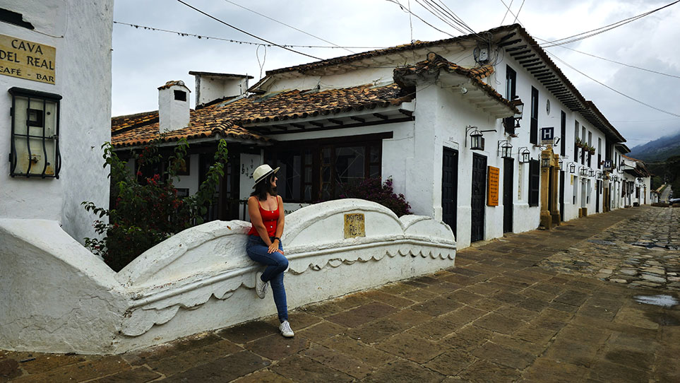 Apoyada en el Puente real de la Carrera 9 entre fachadas coloniales - Qué ver en Villa de Leyva