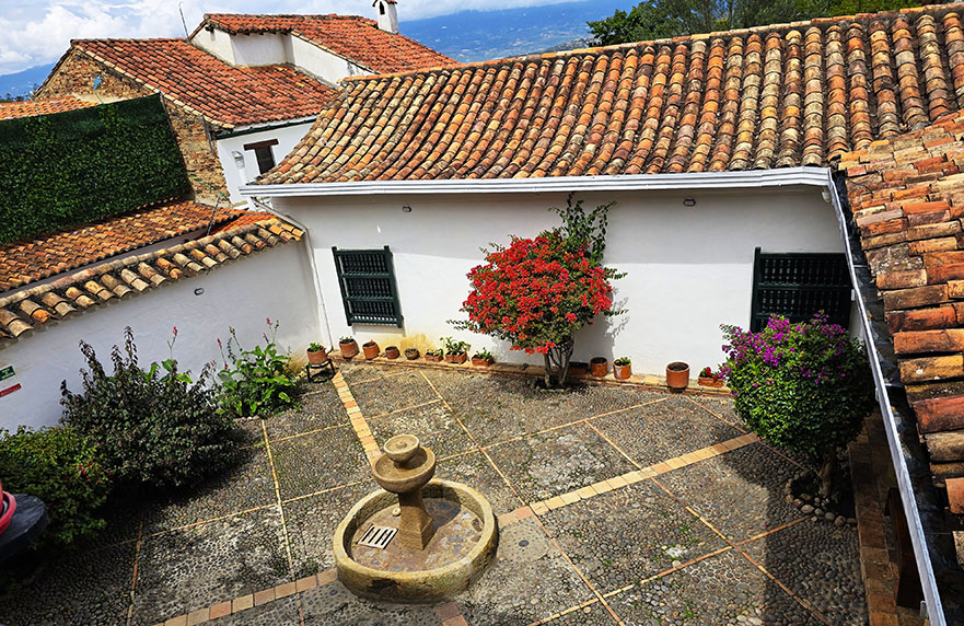 Patio de la Casa Museo Antonio Nariñocon una fuente en el centro y decorado con árboles y flores - Qué ver en Villa de Leyva