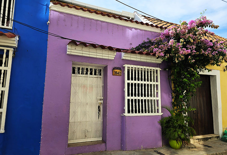 Fachada morada - Casa Rebecca - Dónde alojarse en Cartagena de Indias