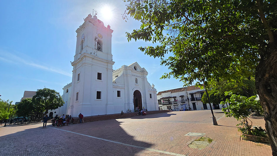 Catedral Basílica de Santa Marta de tono blanco en la Plaza de la Catedral, un imprescindible que ver en Santa Marta