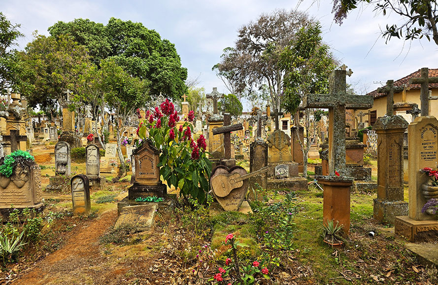 Tumbas decoradas en el cementerio - Qué ver en Barichara
