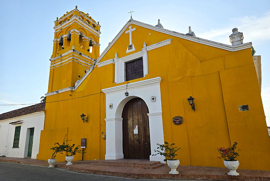 Iglesia de San Agustín de color ámbar - Qué ver en Mompox
