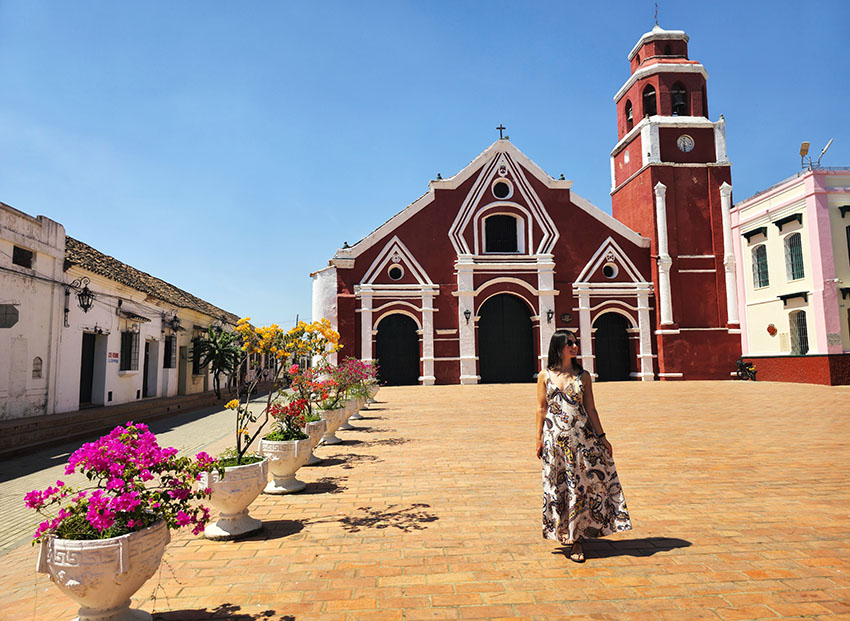 Frente a la Iglesia de San Francisco de color granate con macetas en el lado izquierdo - Qué ver en Mompox