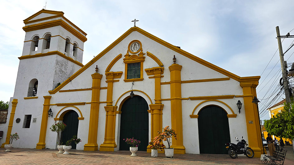 Iglesia de Santo Domingo de color ambar y blanco - Qué ver en Mompox