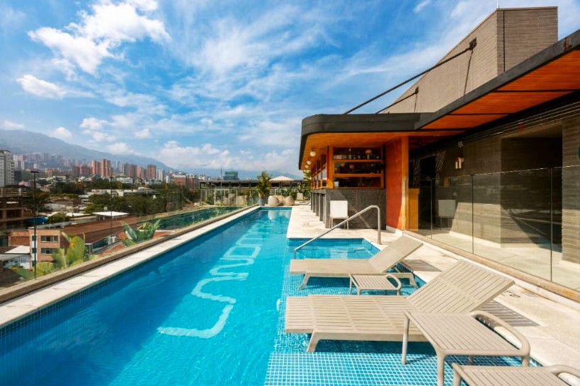 Piscina en la azotea del Hotel Landmark - Dónde alojarse en Medellín