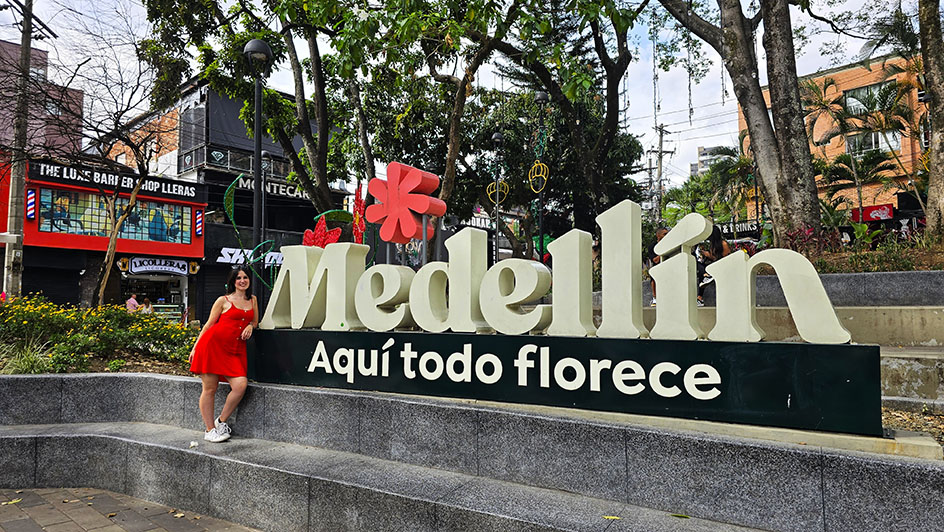 Al lado del letrero de Medellín en El Poblado - ver en Medellín, la ciudad de la eterna primavera