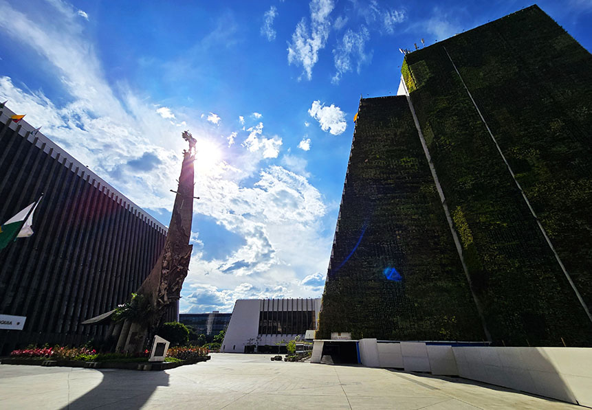 El Monumento a la Raza entre lo edificios gubernamentales - Qué ver en Medellín