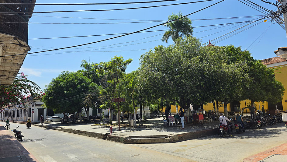 Árboles cubriendo la Plaza de la Libertad - Qué ver en Mompox