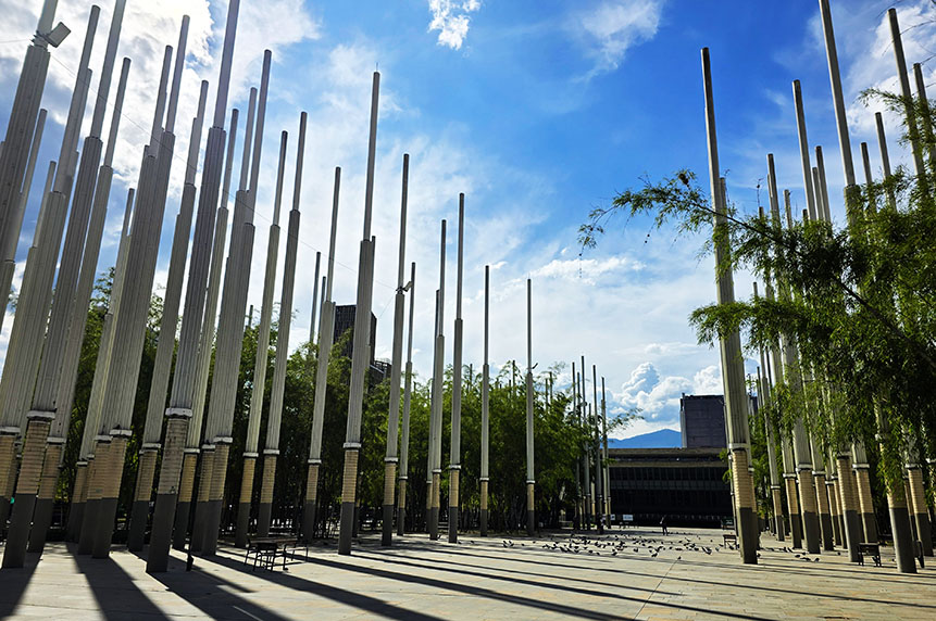 Postes de Luz en el Parque de las Luces, uno de los parques que ver en Medellín
