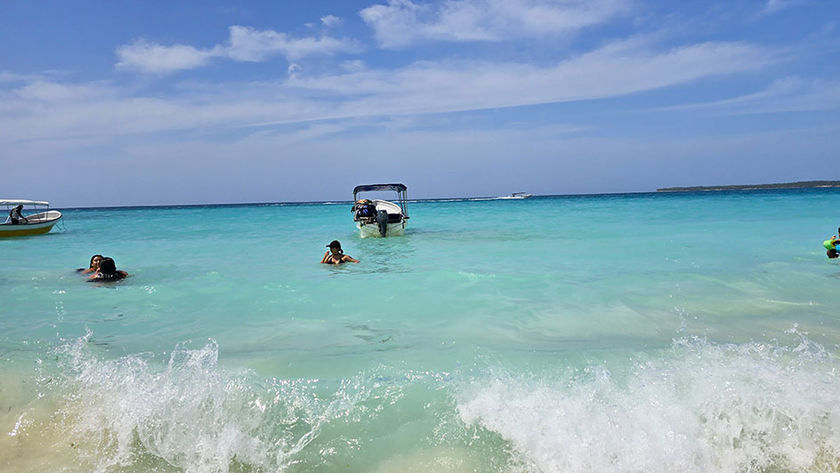 Mar de color turquesa en Playa Blanca, una de las mejores playas de Cartagena de Indias