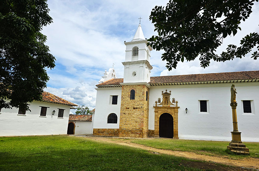 Iglesia del carmen en la Plaza del cramen - Qué ver en Villa de Leyva