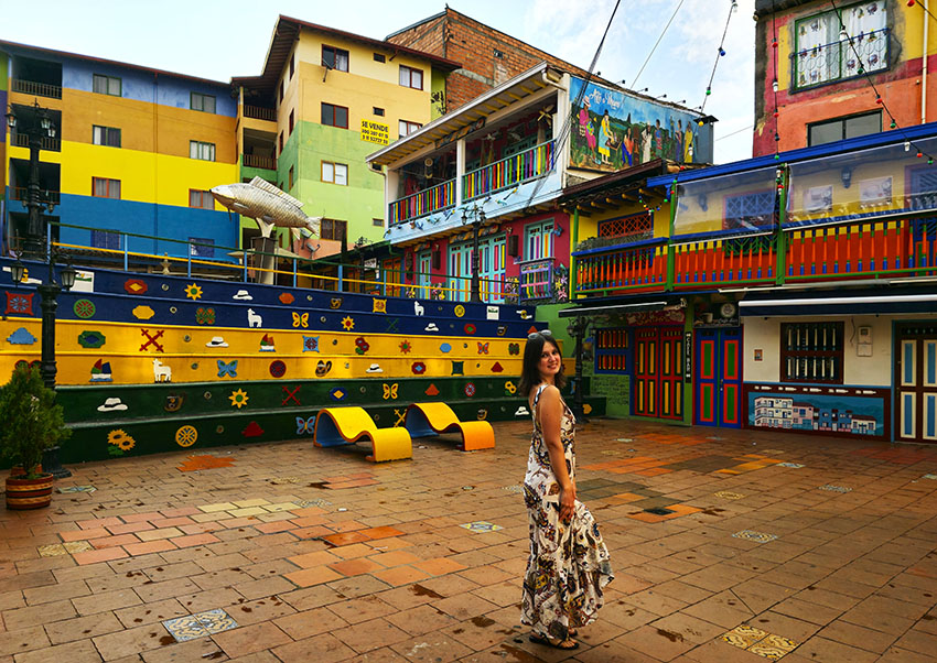 En la colorid aPlazoleta de los Zócalos frente a los escalones - Qué ver en Guatapé