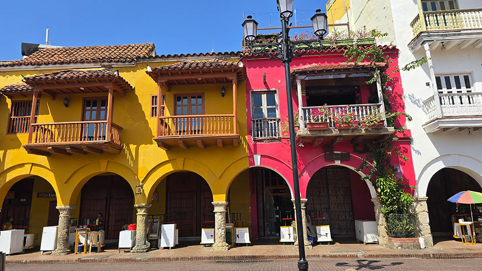 Portales de color ámbar, rosa y blanco - Portal de lo Dulces - Qué ver en Cartagena de Indias
