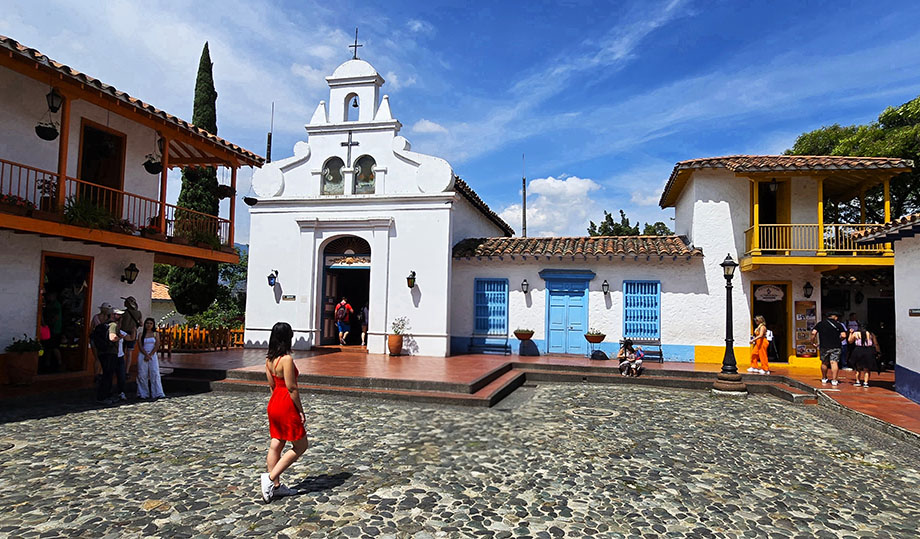 Frente a la iglesia y fachadas antioqueñas en el Pueblito Paisa, una de las mejores cosas que ver en Medellín
