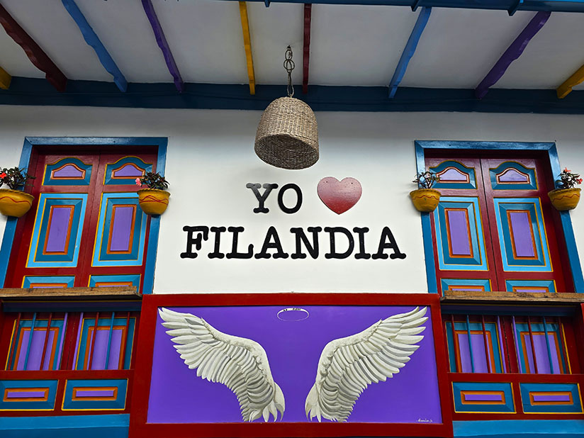 Fachada colorida con unas alas y la frase "yo amo Filandia" en el medio - qué ver en Filandia