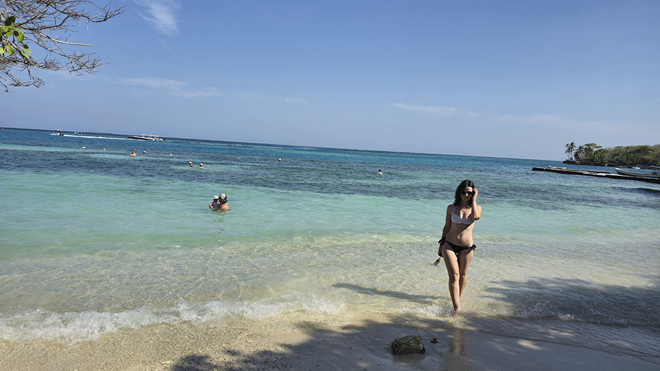 Saliendo del mar en Rosario del Mar - Las mejores playas e islas de Cartagena de Indias
