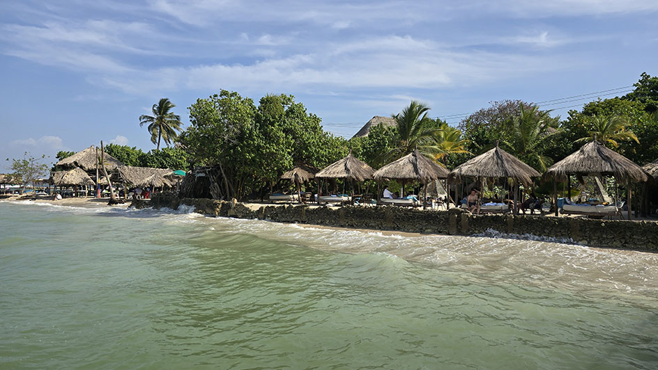 Plapas rodeadas de vegetación y el Mar Caribe - Las mejores playas e islas de Cartagena de Indias