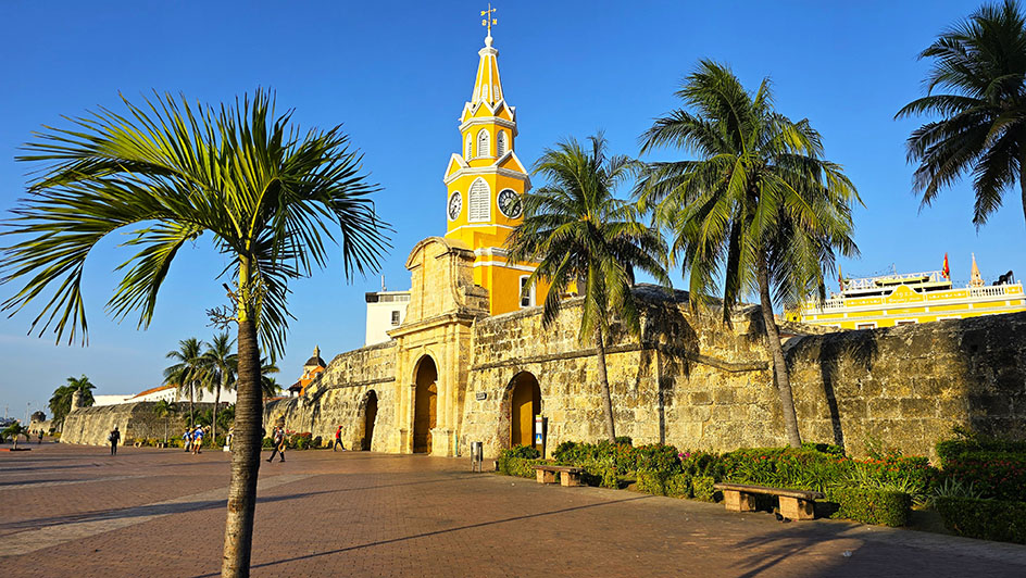 La Torre del reloj con palmeras alrededor, uno de los imprescindibles que ver en Cartagena de Indias