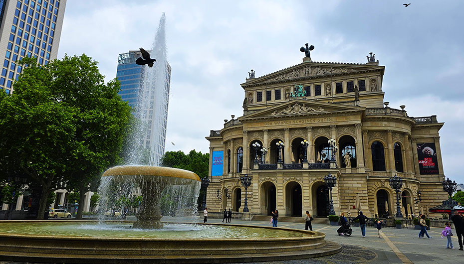 Fuente frente a 
Alte Oper, uno de los edificios más bonitos que ver en Frankfurt