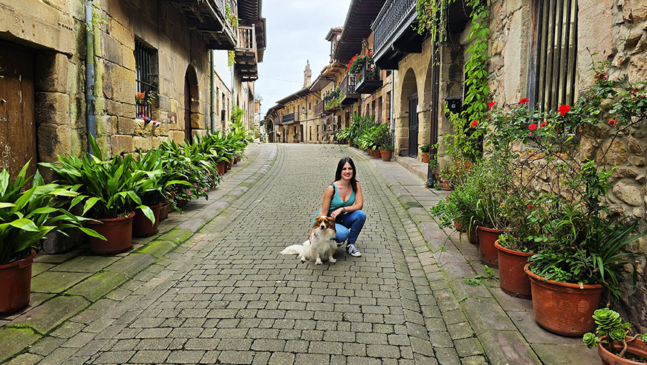 En el Camino Real en Cartes con macetas decorando la calle a los lados - Qué ver en Cantabria
