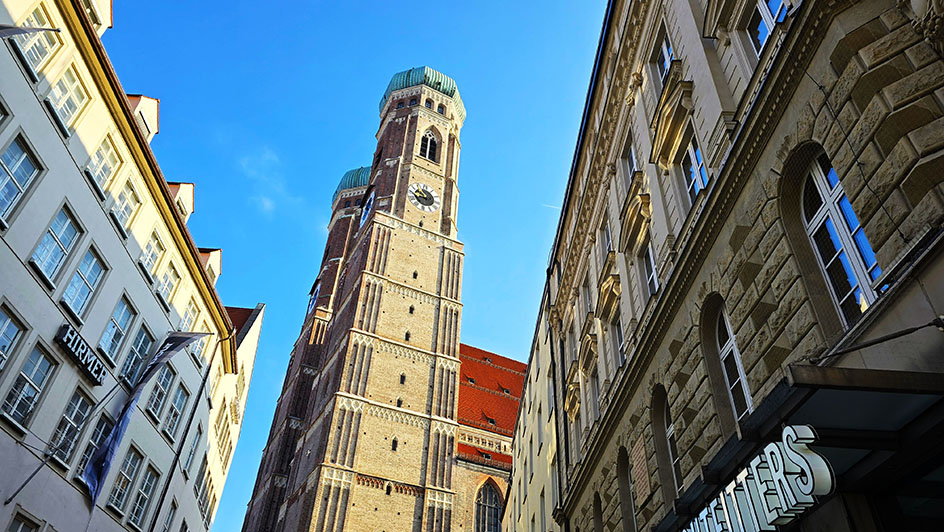 Catedral de Múnich en medio con sus dos torres - Guía de Múnich para viajar por libre