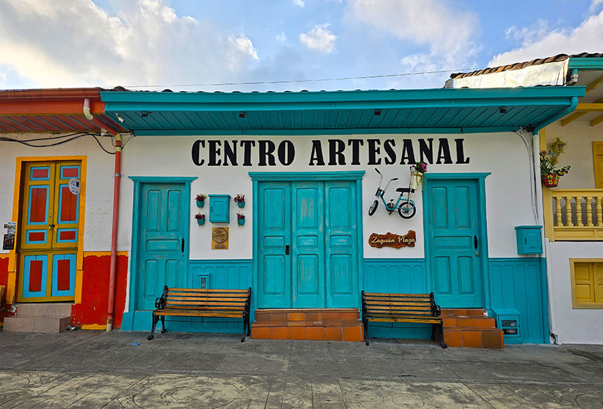 Centro artesanal de Salento en tonos azul y blanco - qué ver en Salento