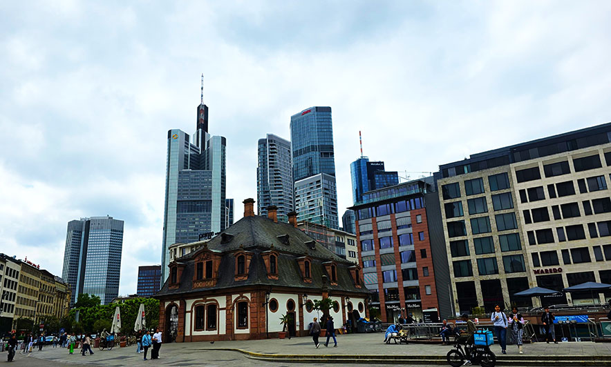 Transito en Hauptwache, una de las plazas principales que ver en Frankfurt