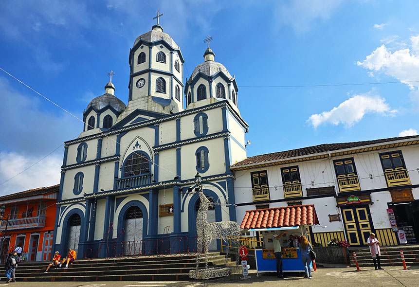 Iglesia blanca y azul de Filandia, el pueblo más bonito que ver en el Eje Cafetero