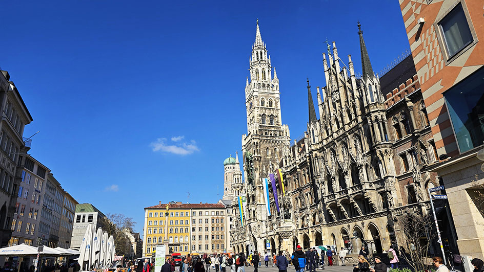 A la derecha Ayuntamiento Nuevo y al fondo torre de la Catedral de Múnich en Marienplatz - Qué ver en Múnich
