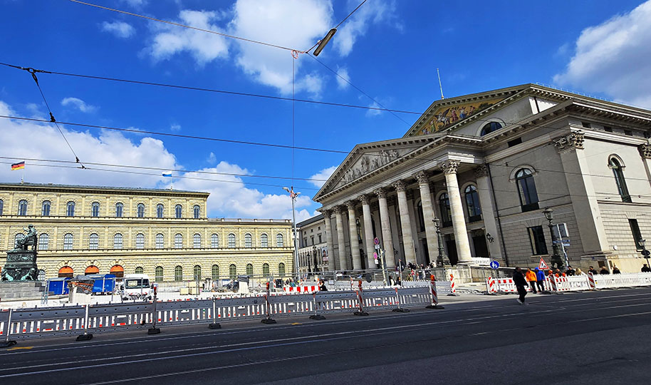 A la derecha Teatro Nacional de Múnich en Max-Joshep-Platz - Qué ver en Múnich