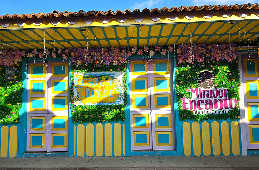 Colorida facahda del Mirador Encanto - Qué ver en Filandia
