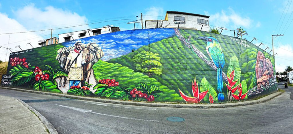 Mural con un campesino y sus burros, granos de café, un colibrí y monos - El mural más bonito que ver en Filandia